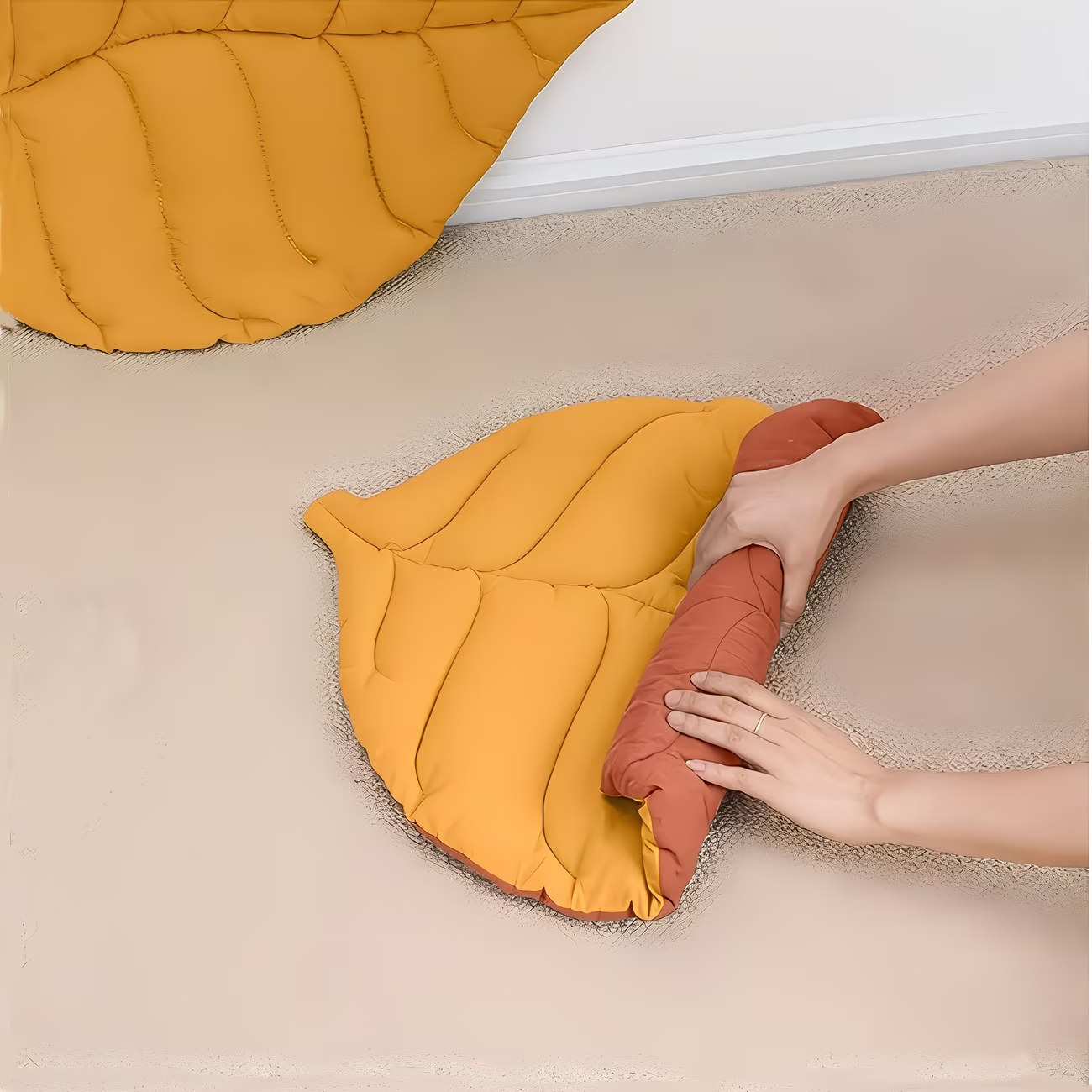 Comfortable leaf-shaped pet mat, made of polyester fiber, washable.